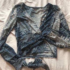 BLUE AND WHITE LONG SLEEVE CROP TOP